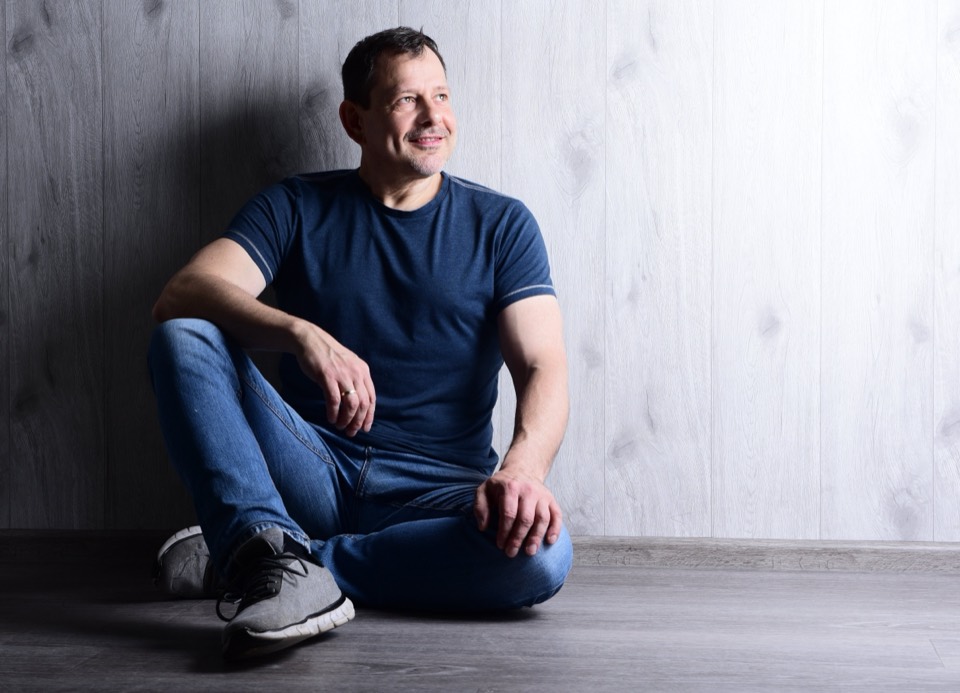 Relaxed sitzend in Jeans und T-Shirt